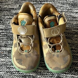 Nike Kyrie Irving tan camo/turquoise size 10C